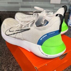 Nike UNISEX Flyknit Running Shoes - White & Green. M9.0; W 10.5. Worn once!!